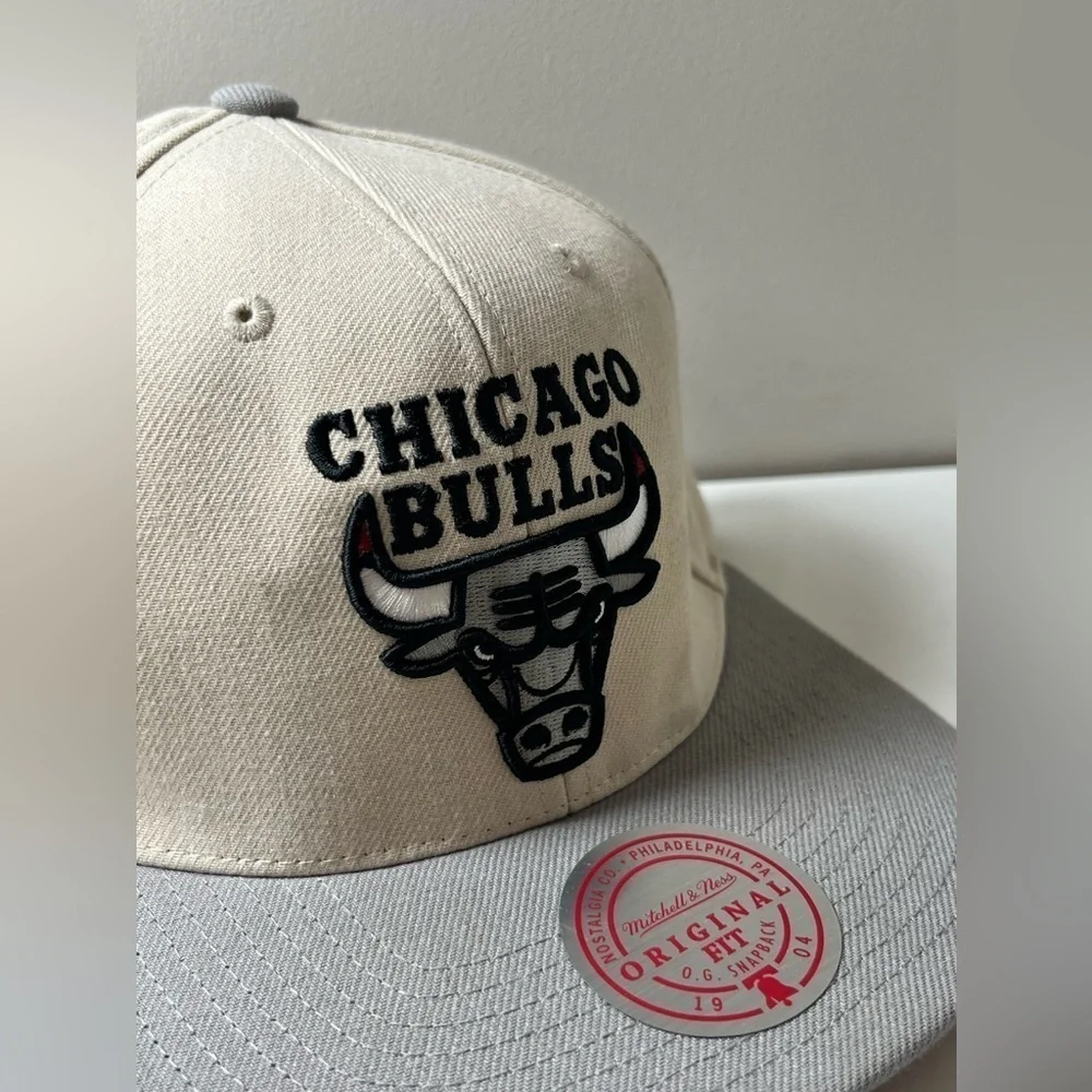 NWT Mitchell & Ness Heritage Collection Chicago Bulls Beige and Gray Hat NBA